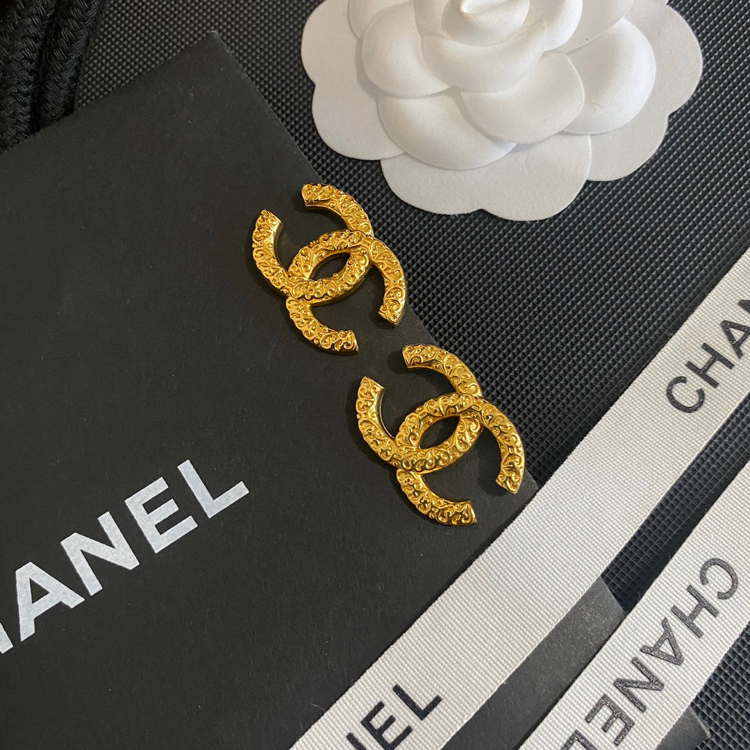 Pendientes de Tachuela con Letra Texturizada Premium