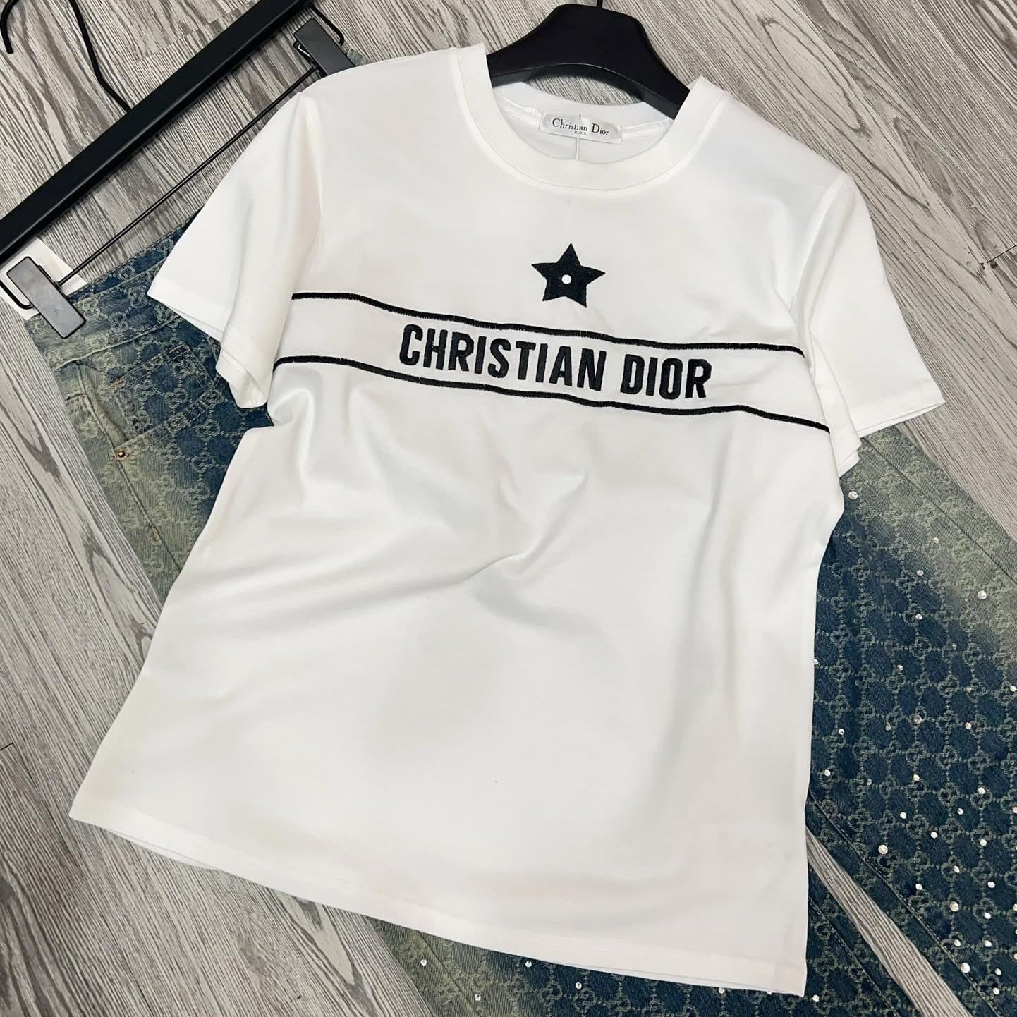 T-shirt femme avec lettres brodées étoilées
