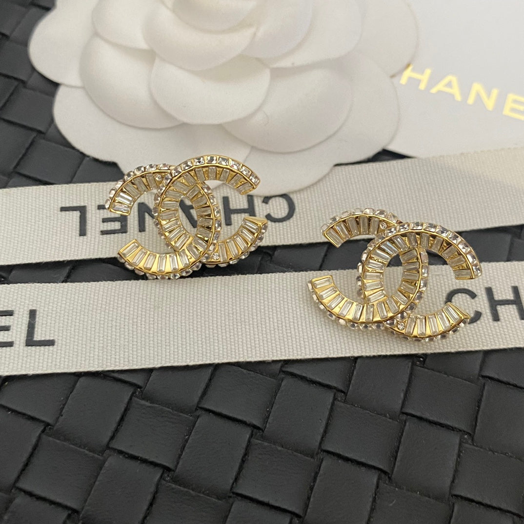 Boucles d'oreilles clous logo en cristal fantaisie