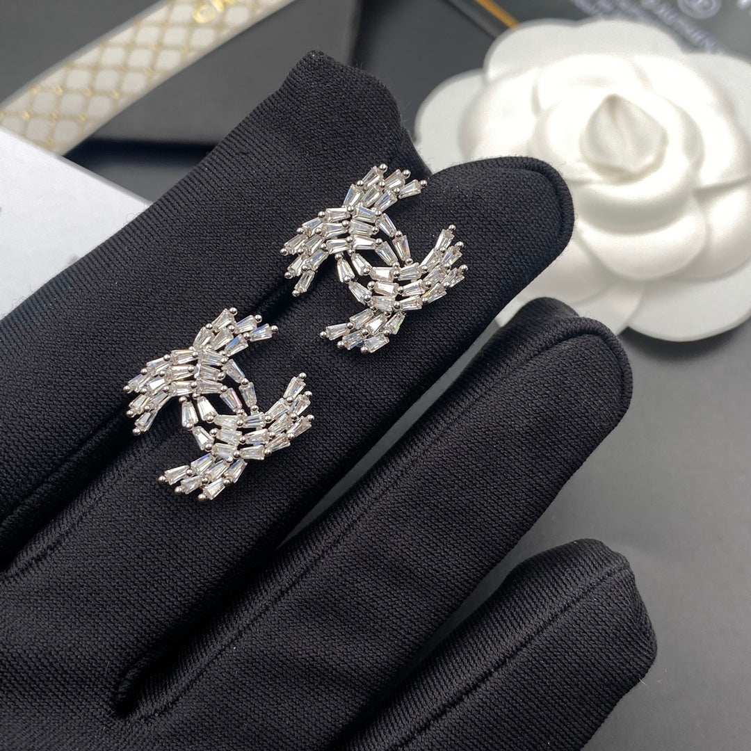 Pendientes de cristal y diamantes brillantes