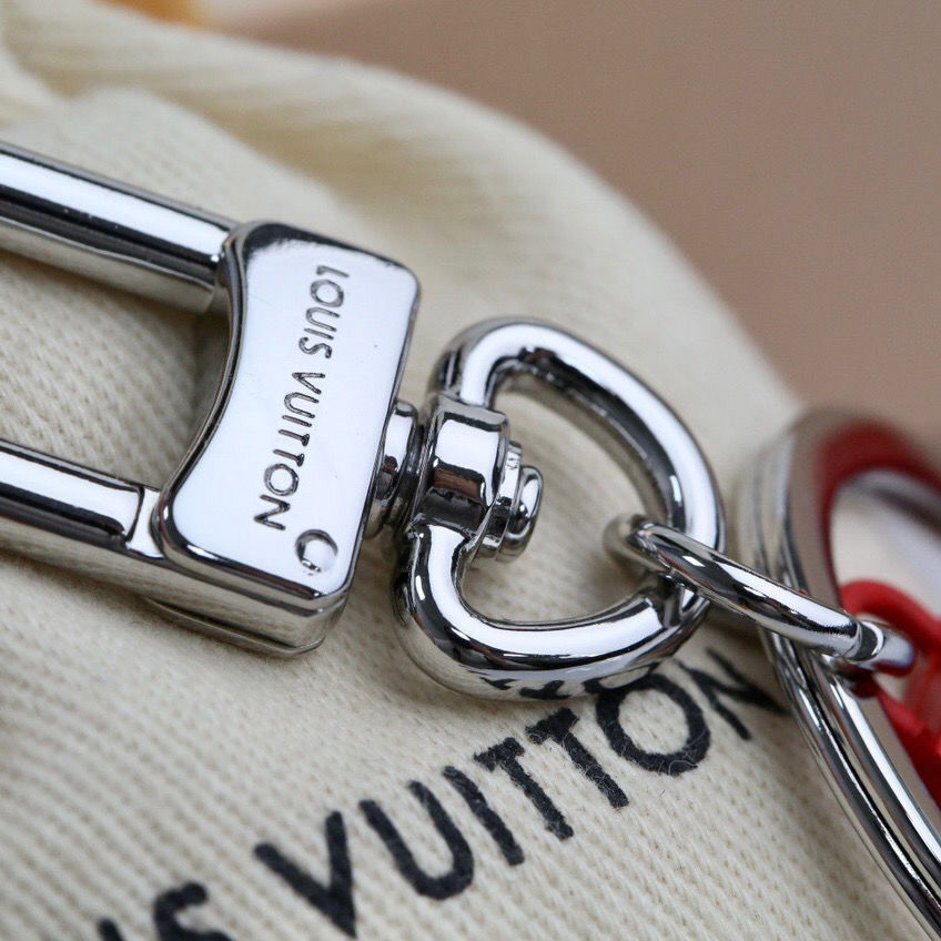 Porte-clés pendentif lettre rouge et bleue