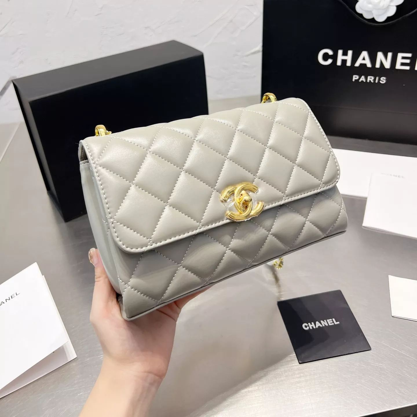 Bolso de Hombro con Cadena y Forma de Rombo