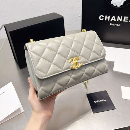 Bolso de Hombro con Cadena y Forma de Rombo