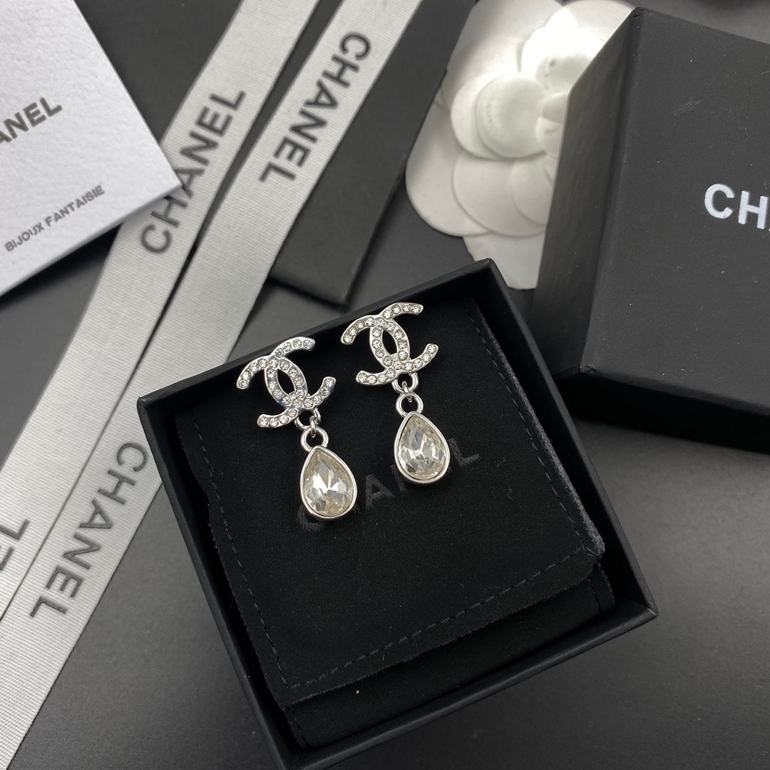 Elegantes aretes de cristal en forma de lágrima