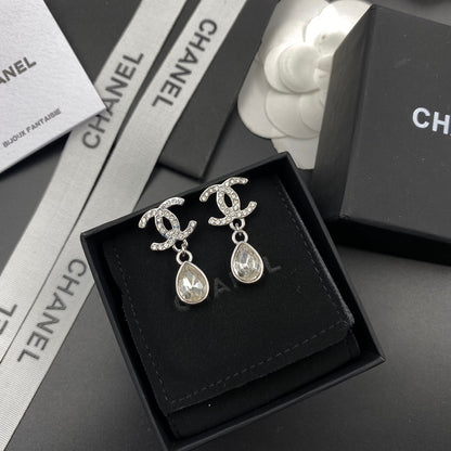 Elegantes aretes de cristal en forma de lágrima