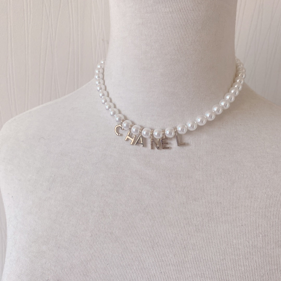Collier élégant avec pendentif perle et lettre