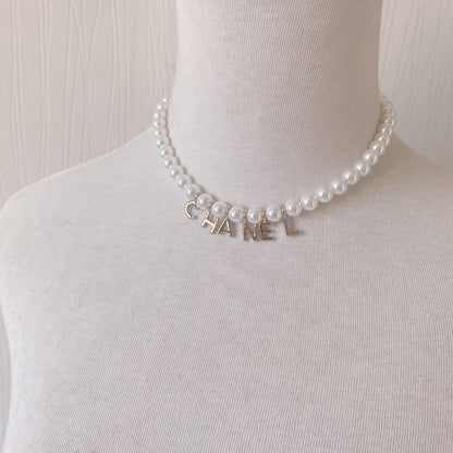 Collier élégant avec pendentif perle et lettre