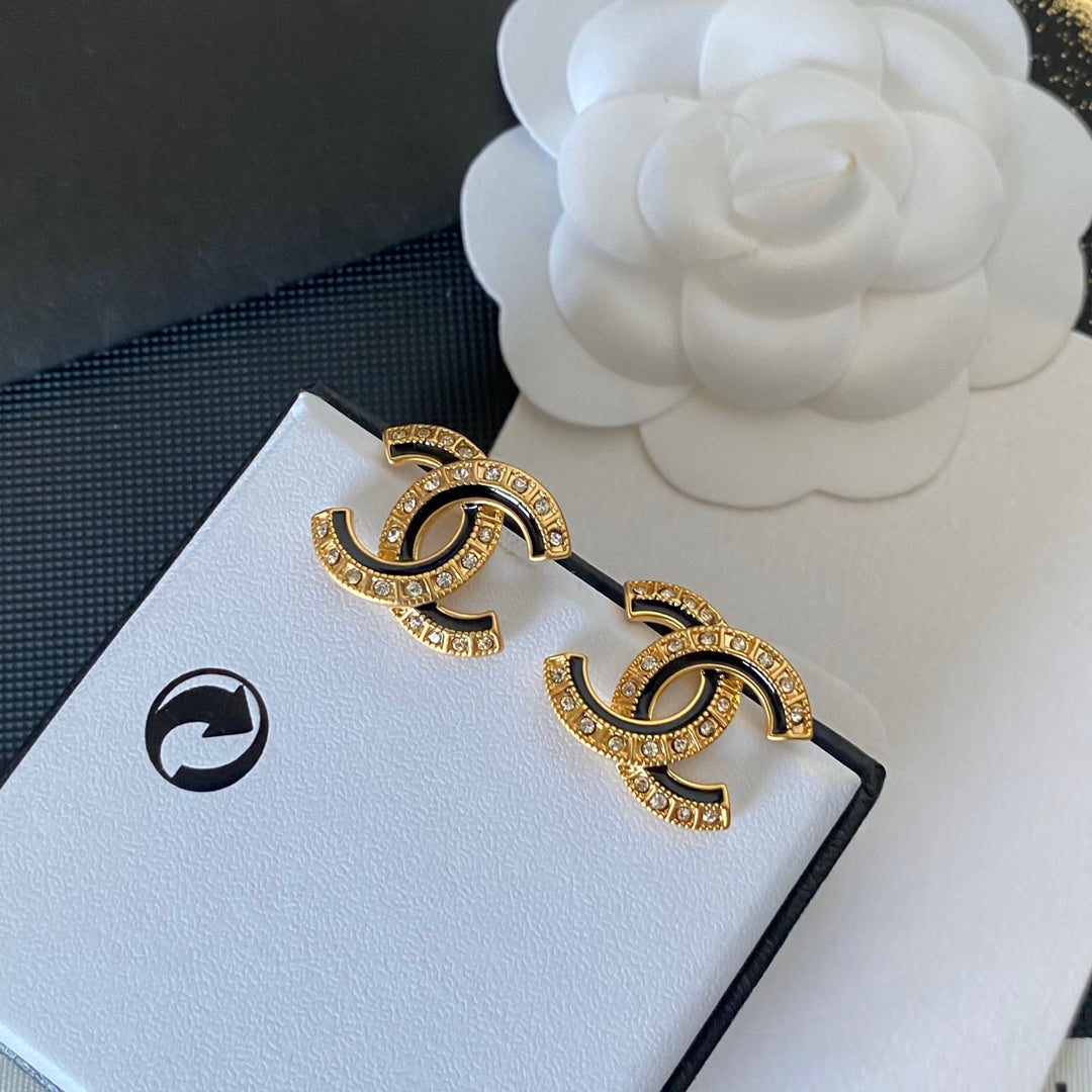 Puces d'oreilles simples avec initiale en diamant