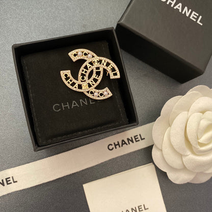 Elegante Broche de Perlas y Diamantes Brillantes