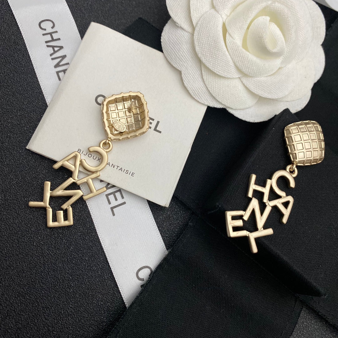 Pendientes Largos Irregulares con Letras Vintage