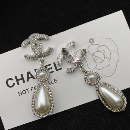Boucles d'oreilles élégantes en perles et diamants