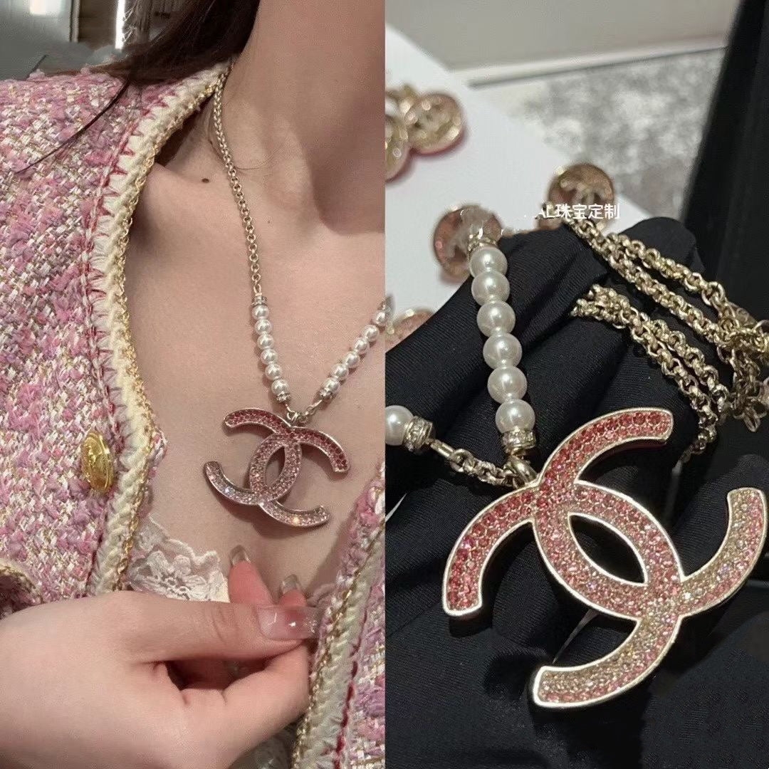 Collier de perles à logo diamant rose