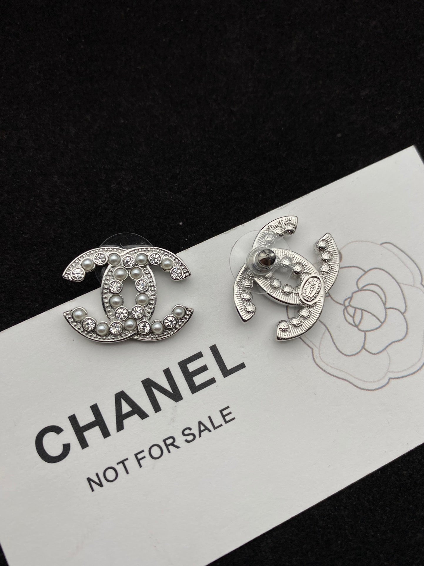 Boucles d'oreilles clous Double C diamant et perles