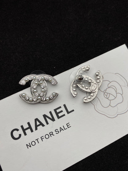 Boucles d'oreilles clous Double C diamant et perles