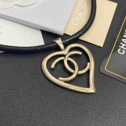 Collar de cuero con corazón calado