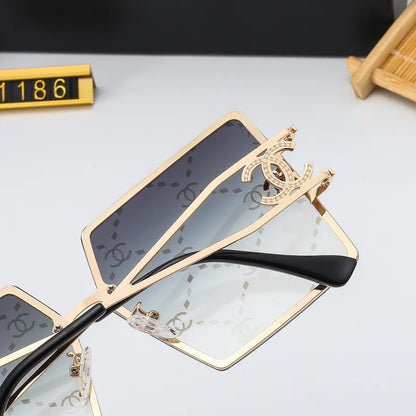 Lunettes de soleil rétro avec monture en métal et lettres en filigrane