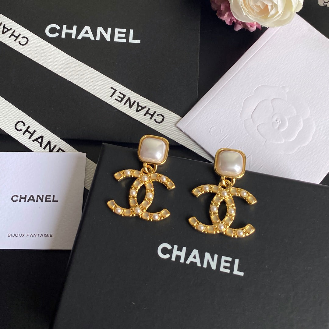 Pendientes colgantes elegantes y chic