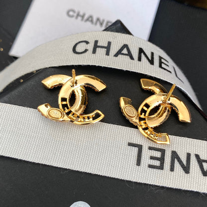 Pendientes de botón con diamante y calados de moda