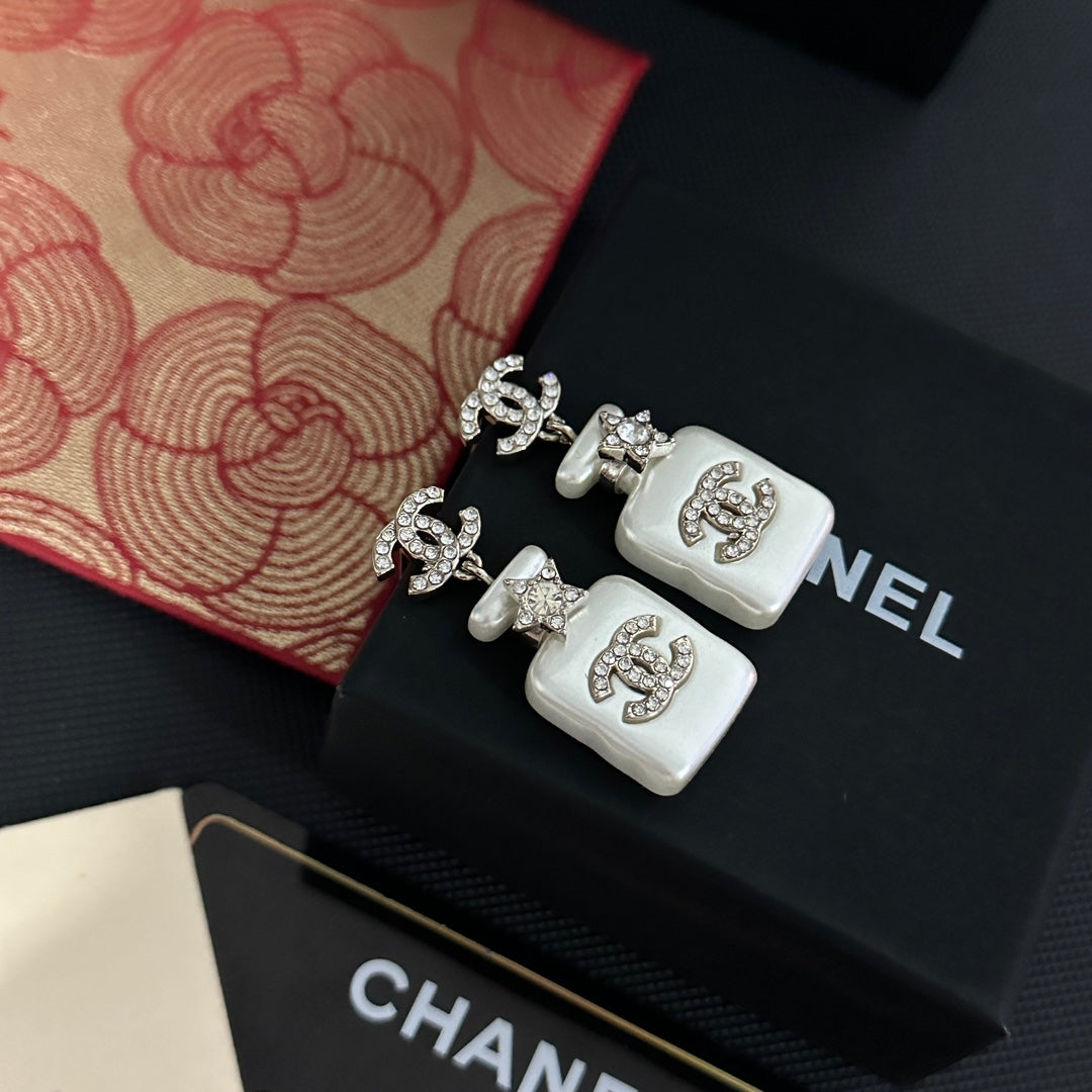 Boucles d'oreilles pendantes flacon de parfum blanc