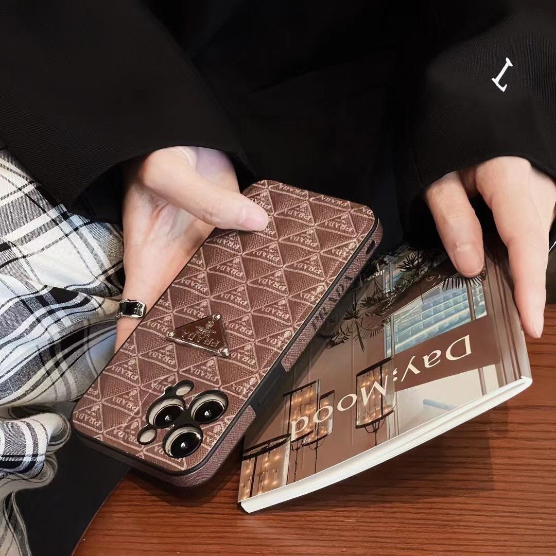 Funda de piel con patrón de triángulos