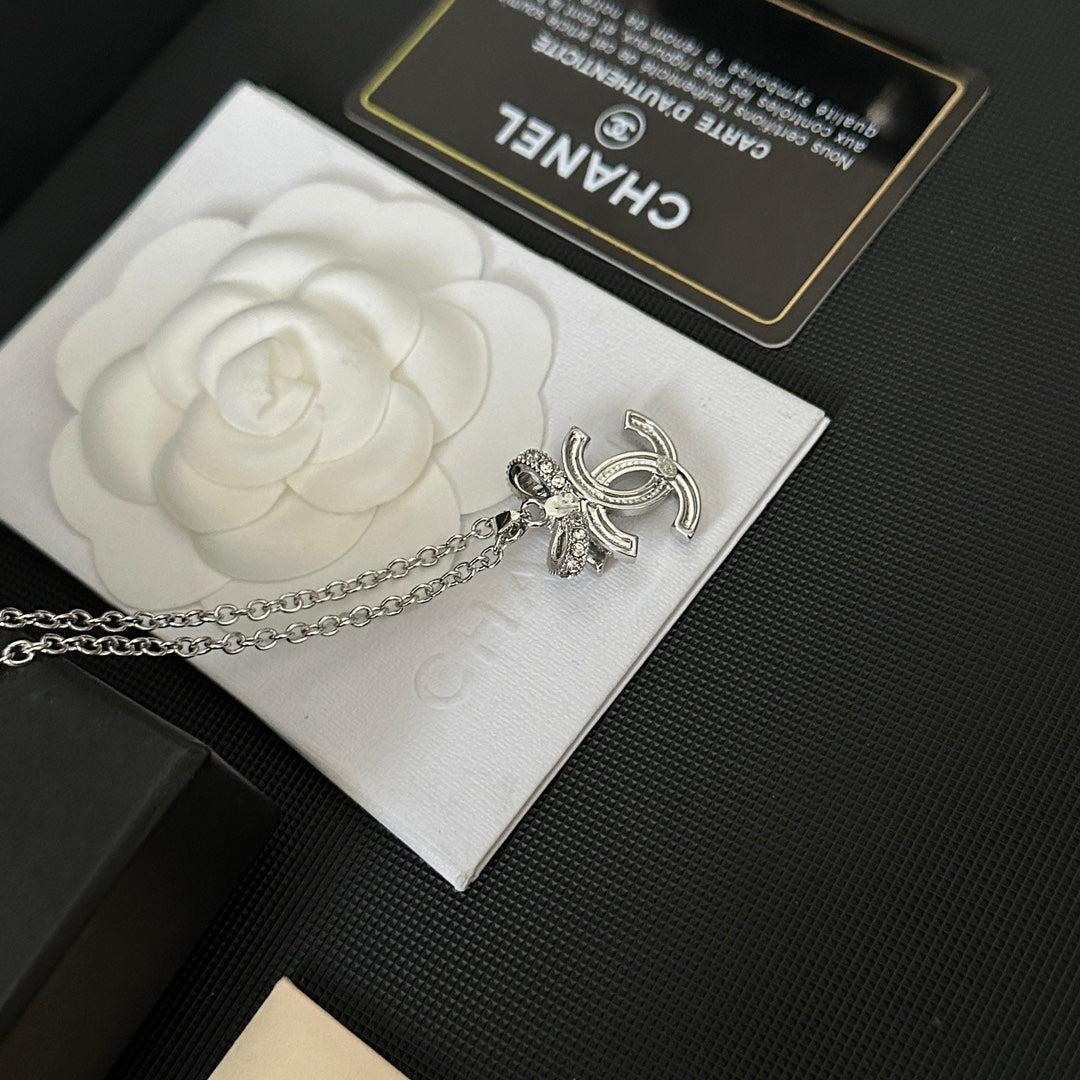 Collier pendentif avec logo en arc de diamant