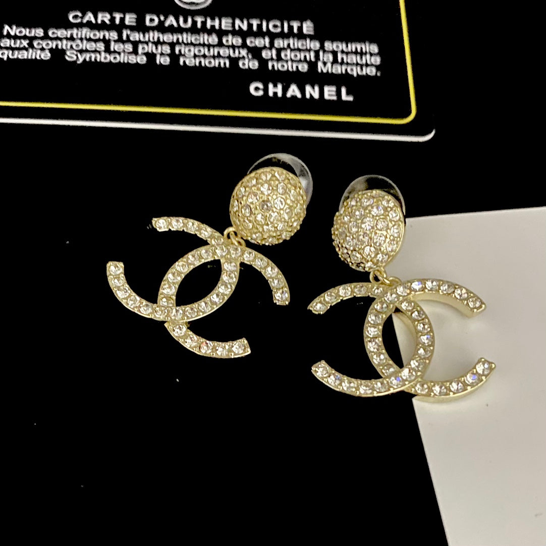 Boucles d'oreilles logo serties de diamants brillants