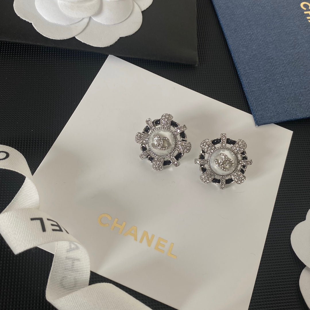 Pendientes Delicados de Piel Negra con Diamantes