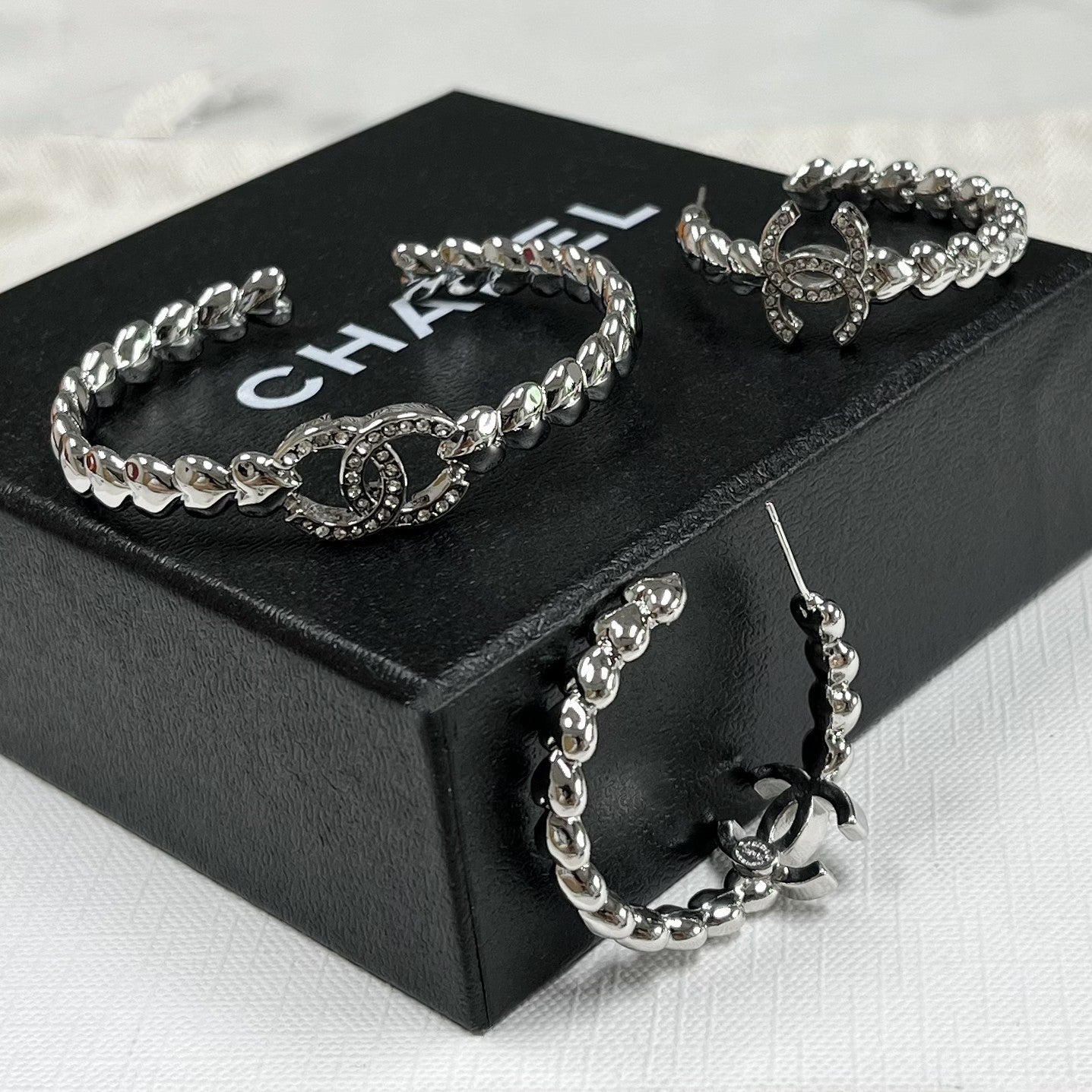 Boucles d'oreilles créoles logo en cristal