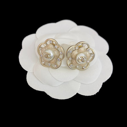 Boucles d'oreilles clous élégantes à fleurs en résine