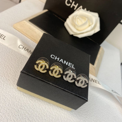 Pendientes clásicos de diamantes