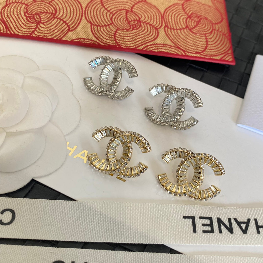 Boucles d'oreilles clous logo en cristal fantaisie