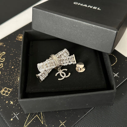 Broche de lazo con diamantes