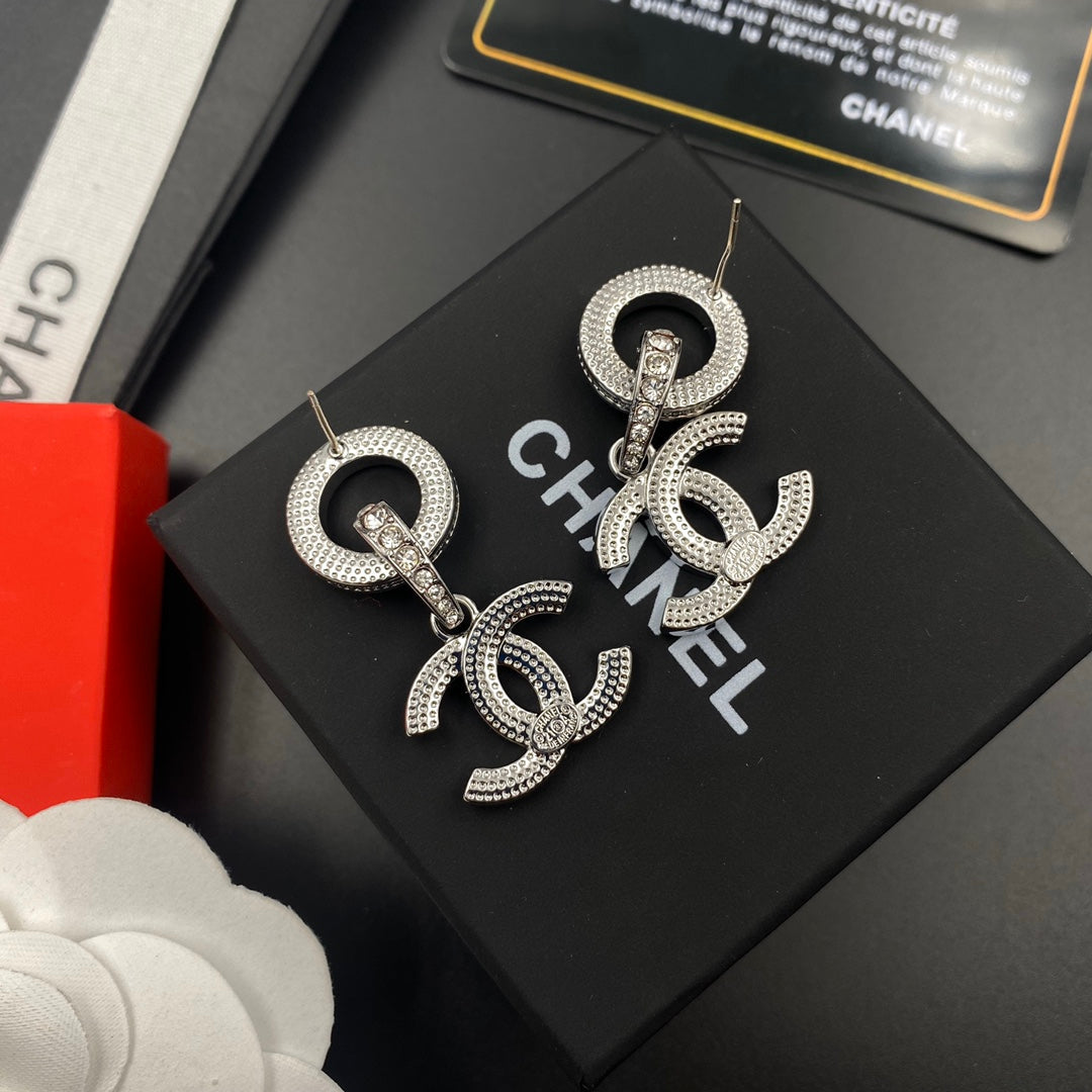 Pendientes de diamante con colgante de logo circular