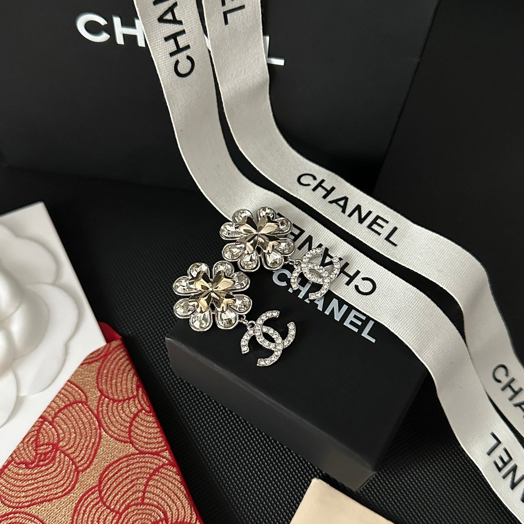 Pendientes de flor con diamantes de imitación