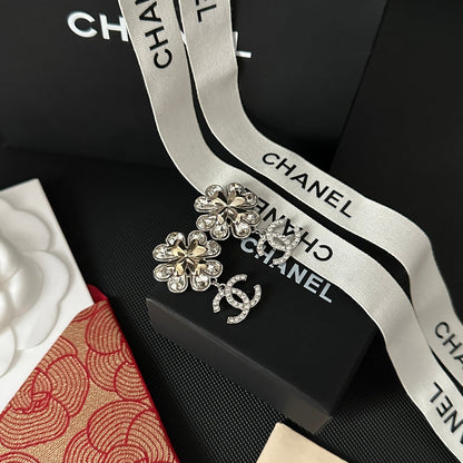 Pendientes de flor con diamantes de imitación