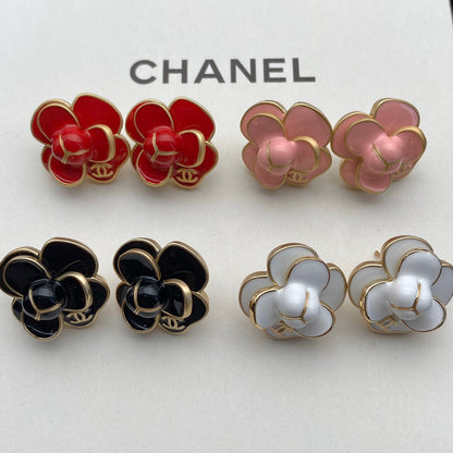 Puces d'oreilles élégantes Camélia