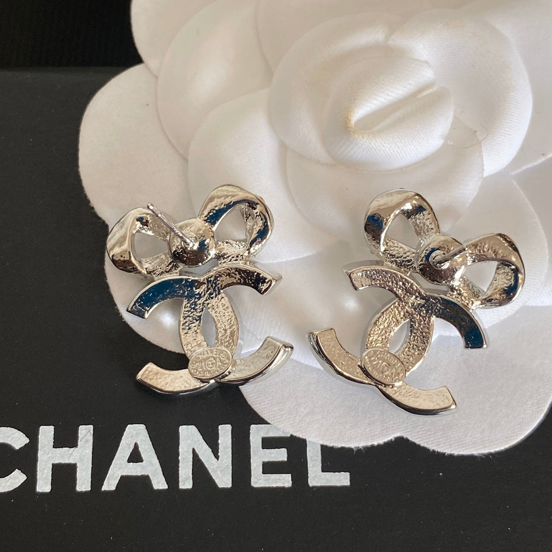 Pendientes Elegantes de Lazo con Diamantes