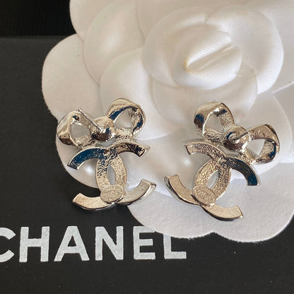 Pendientes Elegantes de Lazo con Diamantes