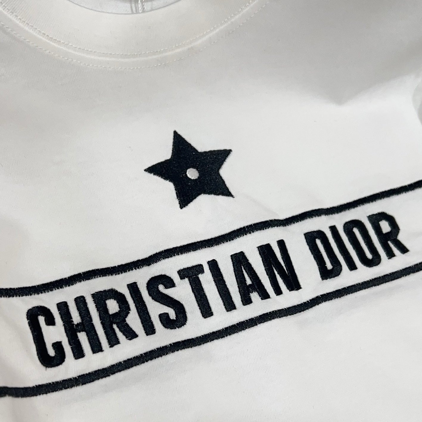 T-shirt femme avec lettres brodées étoilées