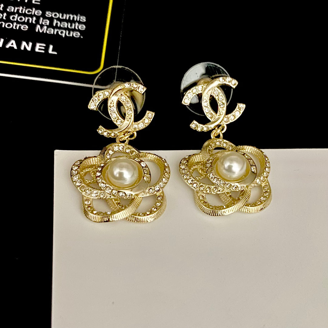 Boucles d'oreilles fleur diamant et perle