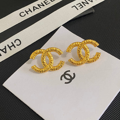 Pendientes de Tachuela con Letra Texturizada Premium