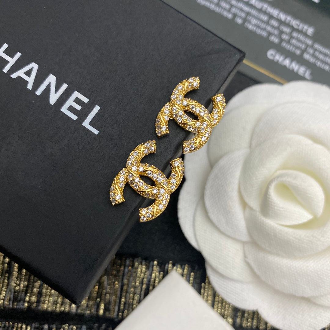 Boucles d'oreilles clous lettre en zircon de qualité supérieure
