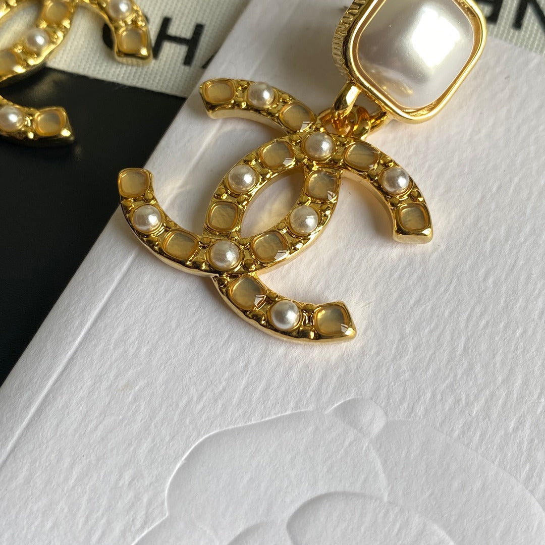 Pendientes colgantes elegantes y chic