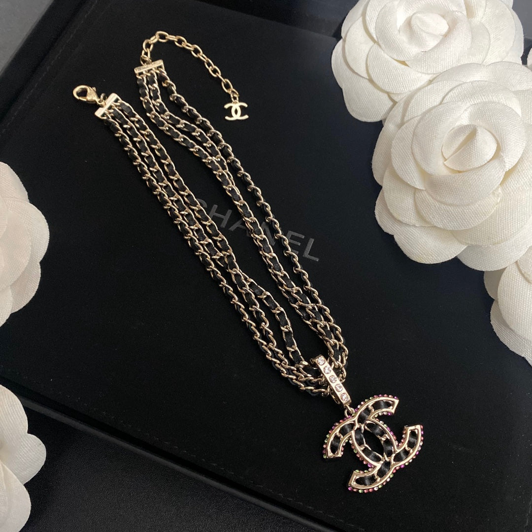 Collar de cuero con colgante de letras de 3 capas prémium