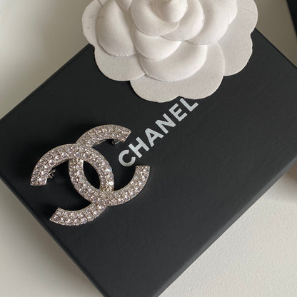 Broche entièrement sertie de diamants, de tempérament