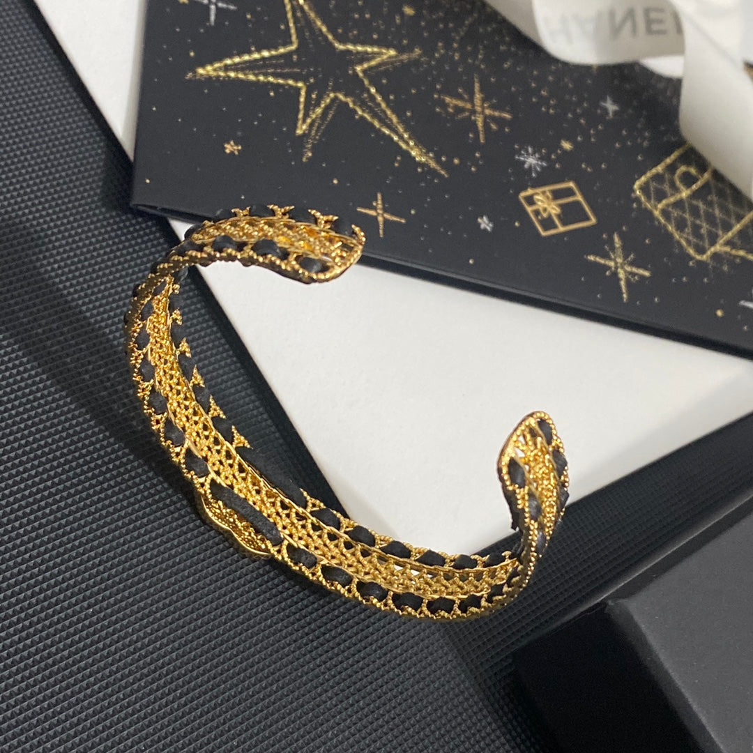 Pulsera de cuero con cuerda y letra de circonita