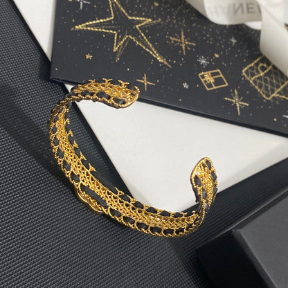 Pulsera de cuero con cuerda y letra de circonita