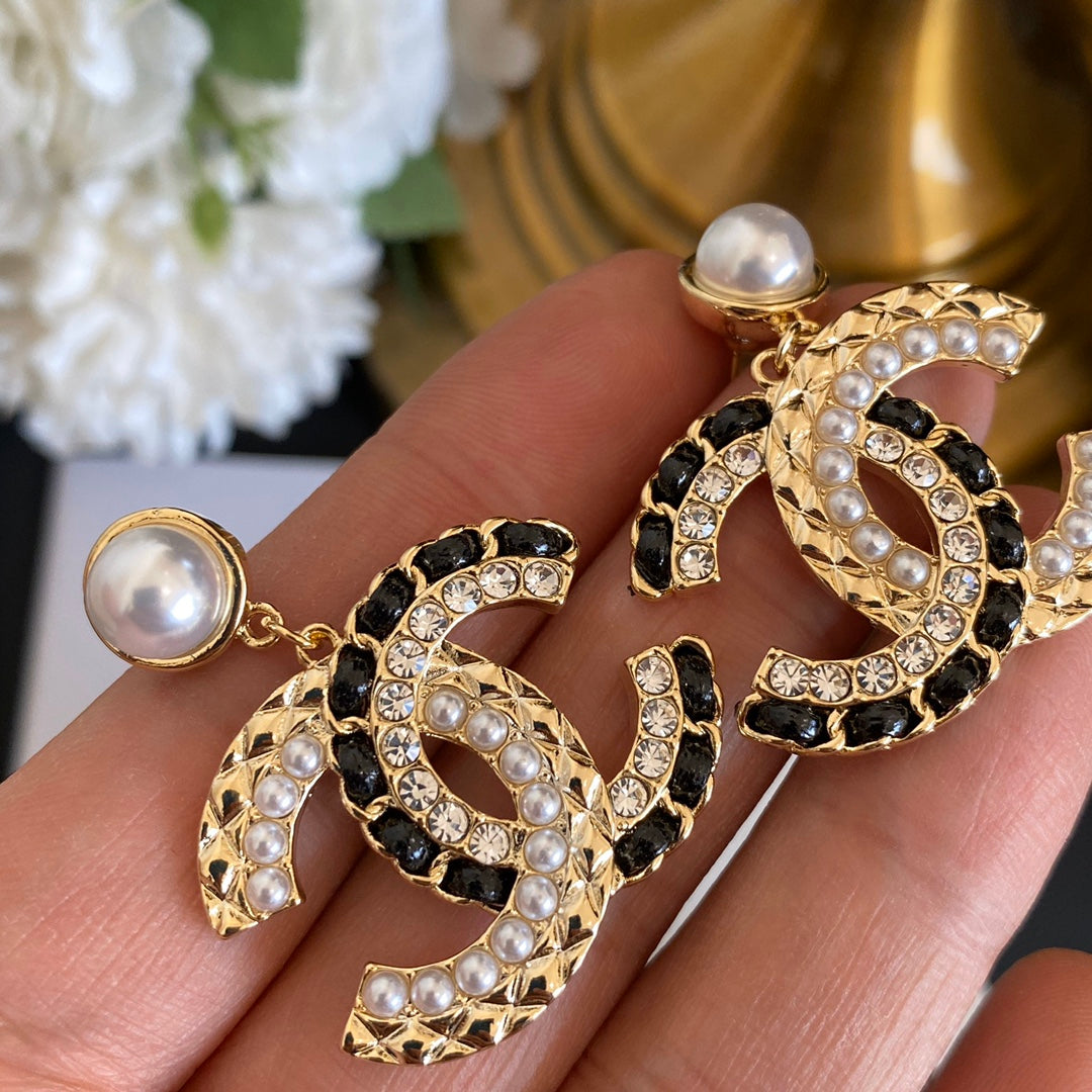 Pendientes de moda de perlas con costuras de cuero y diamantes
