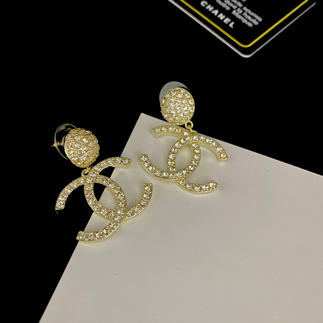 Boucles d'oreilles logo serties de diamants brillants