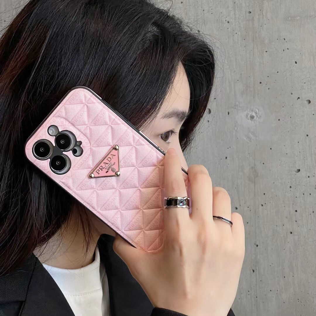 Funda de piel con patrón de triángulos